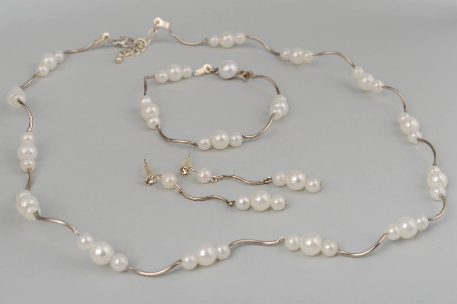Handmade pearl jewelry set earrings necklace and bracelet with plastic beads photo 1