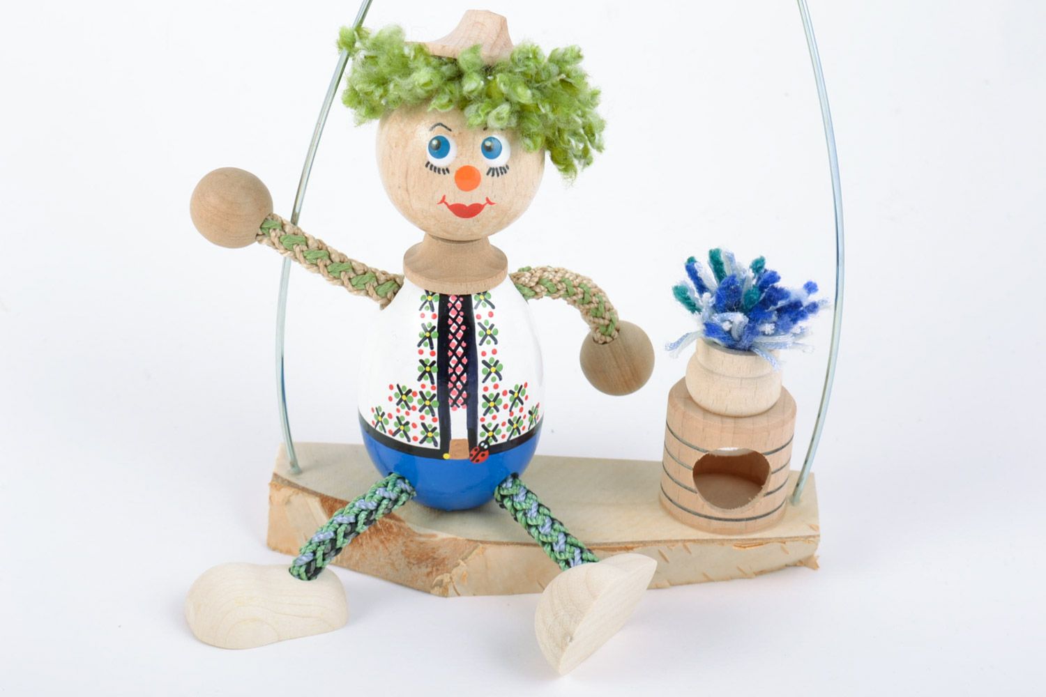 Jouet artisanal en bois peint petit amusant fait main Garçon sur balançoire photo 4