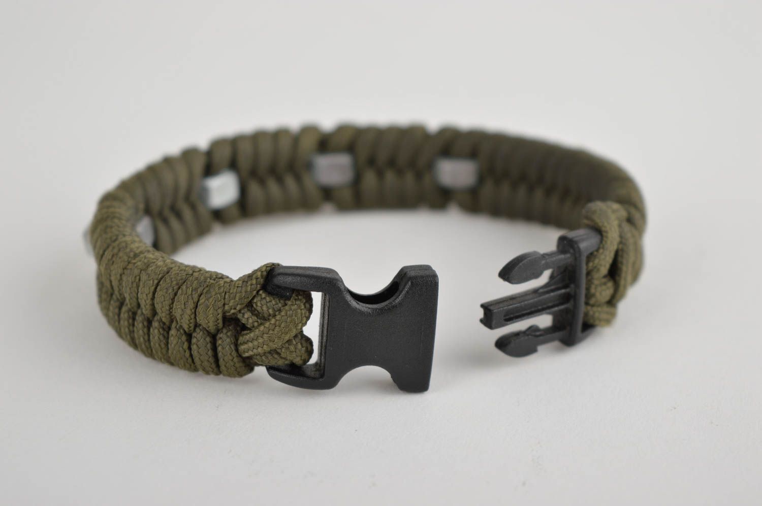 Dunkles Paracord Armband handmade Accessoire für Männer Survival Armband foto 3