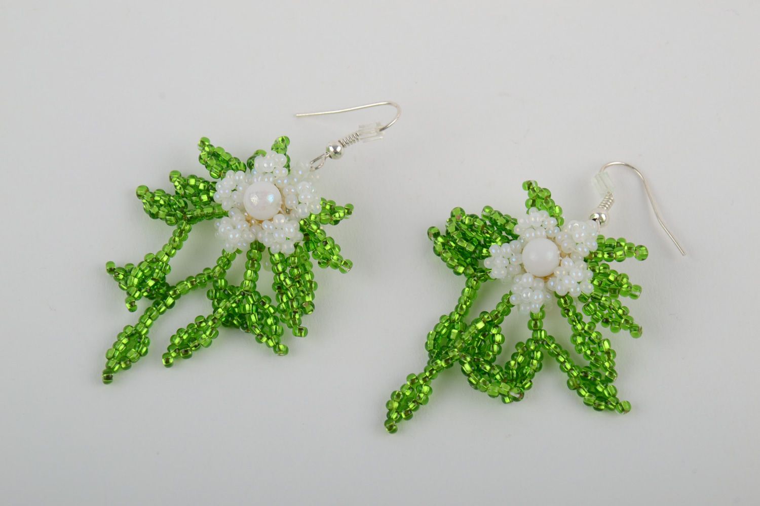 Handgemachte lange festliche Ohrringe aus Glasperlen in Form der Blumen für Frauen foto 3