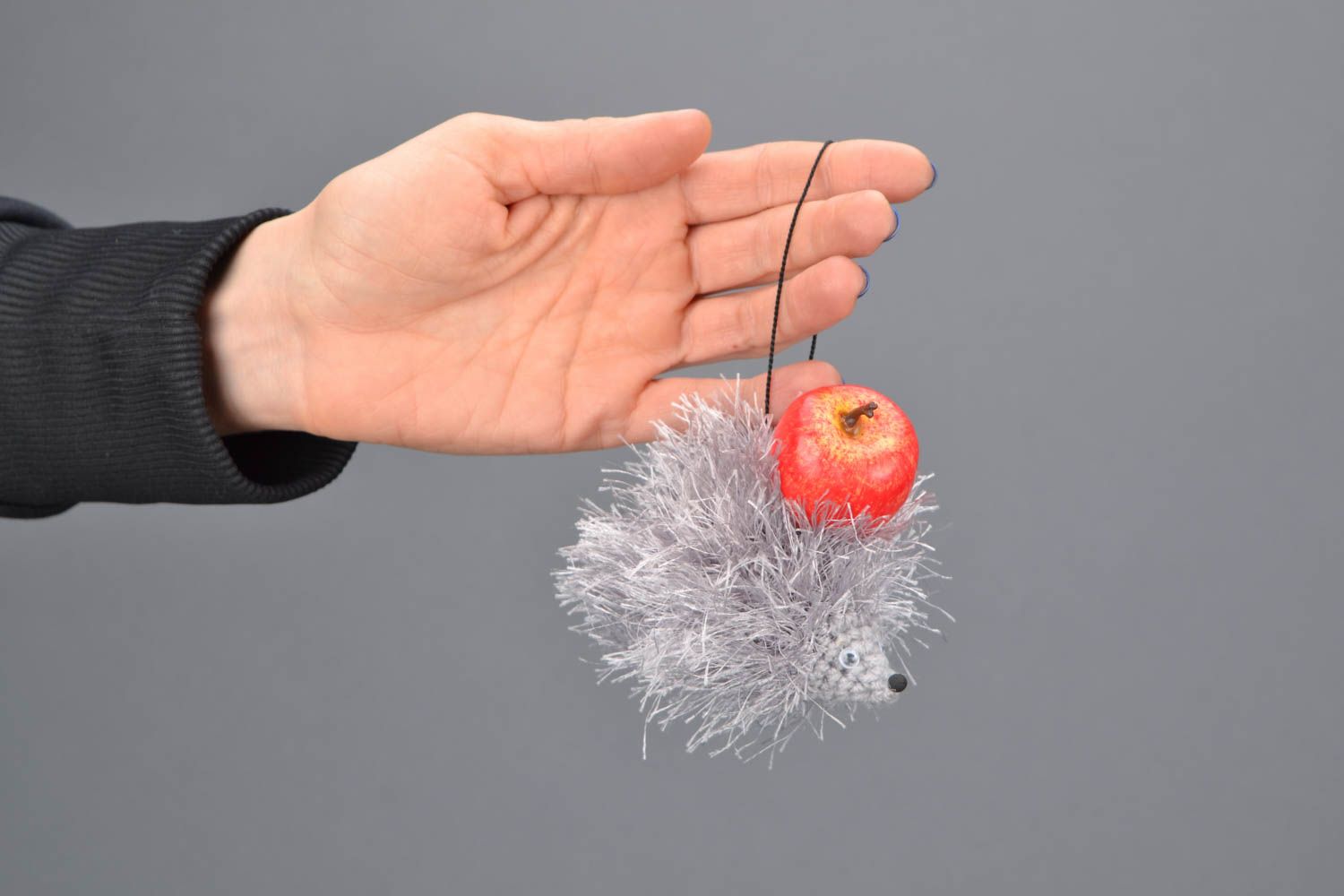 Вязаная крючком игрушка в виде ежика с яблоком фото 2