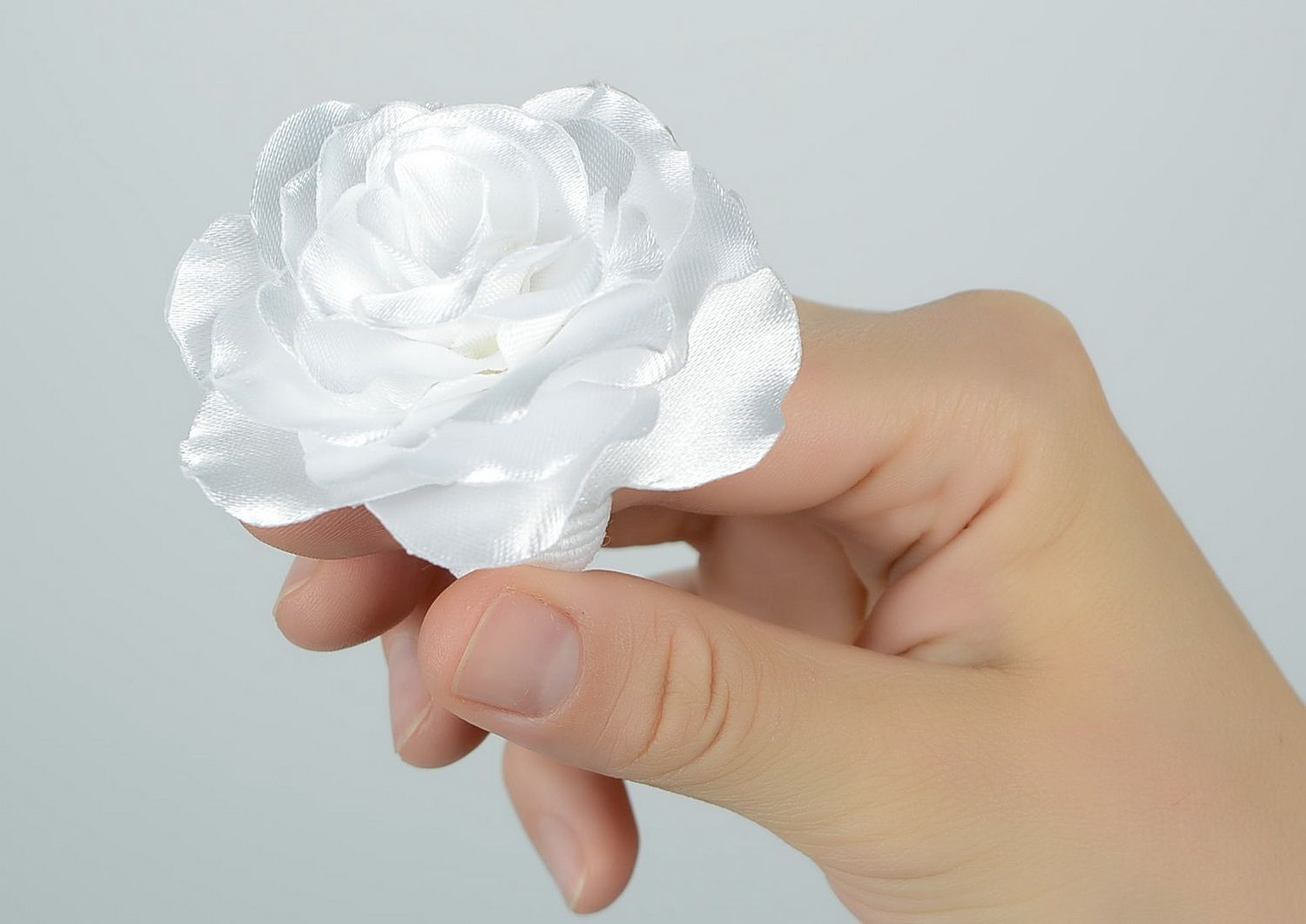 Резинка для волос с атласным цветком Белая роза фото 2