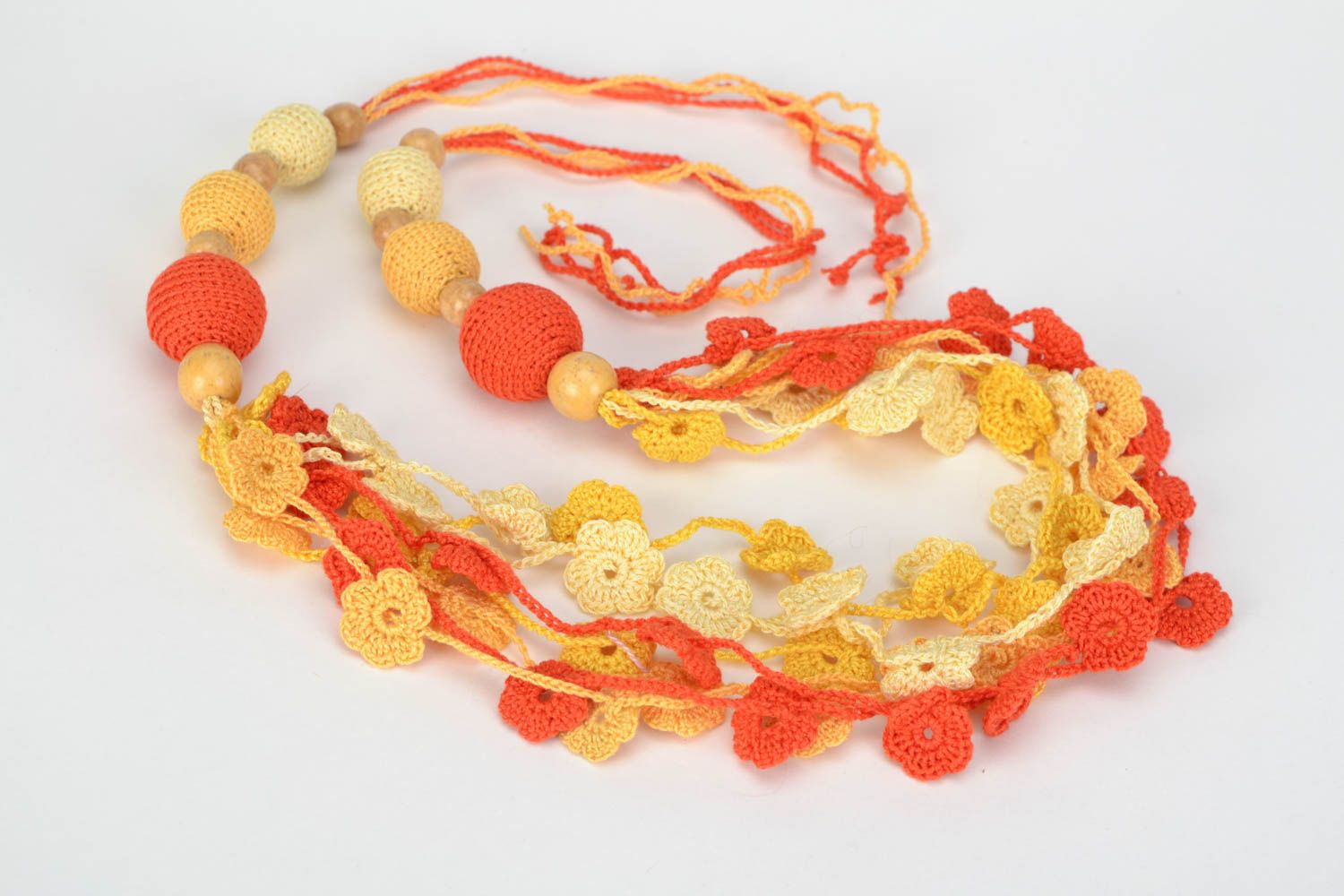 Колье вязаное крючком с крупными бусинами яркое желтое с оранжевым ручной работы фото 3