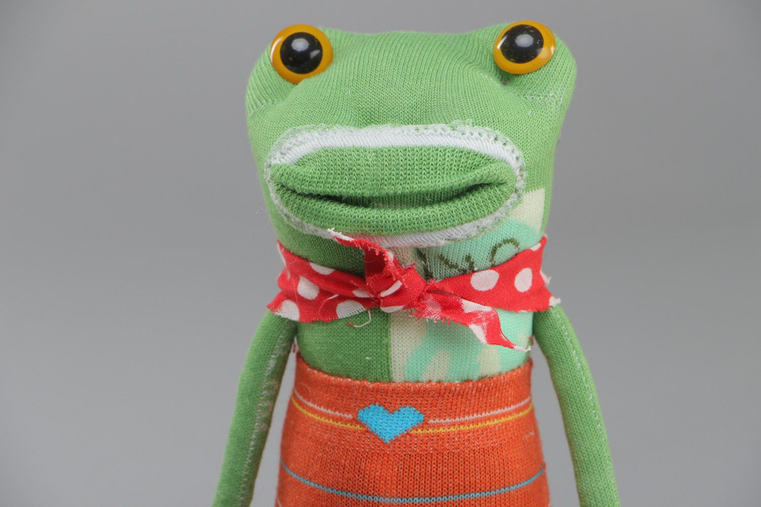 Kuscheliges grünes mittleres handgemachtes Stofftier Set Frosch aus Socken für Kinder 2 Stück foto 4