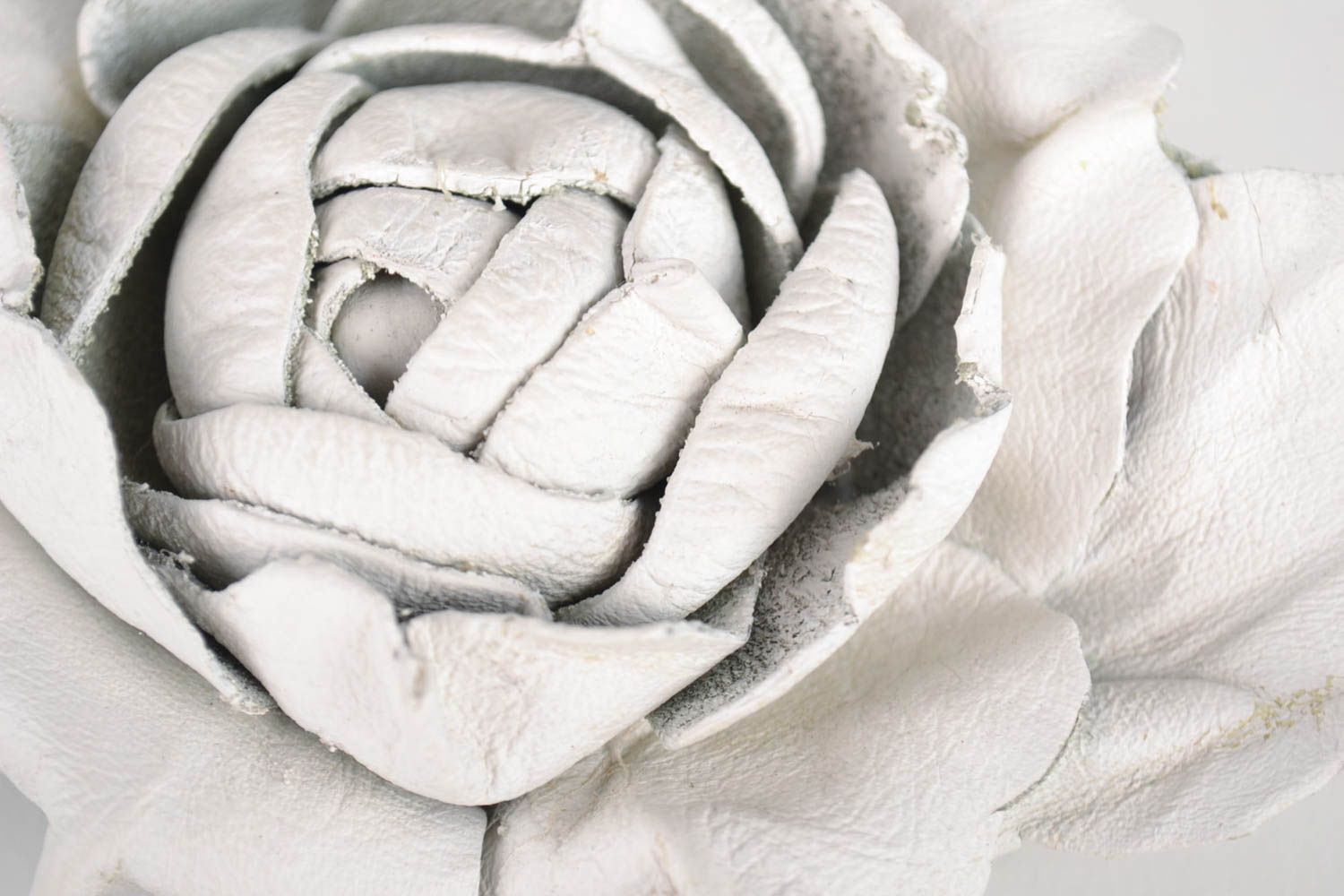 Брошь из кожи ручной работы брошь-цветок украшение из натуральной кожи белая фото 3