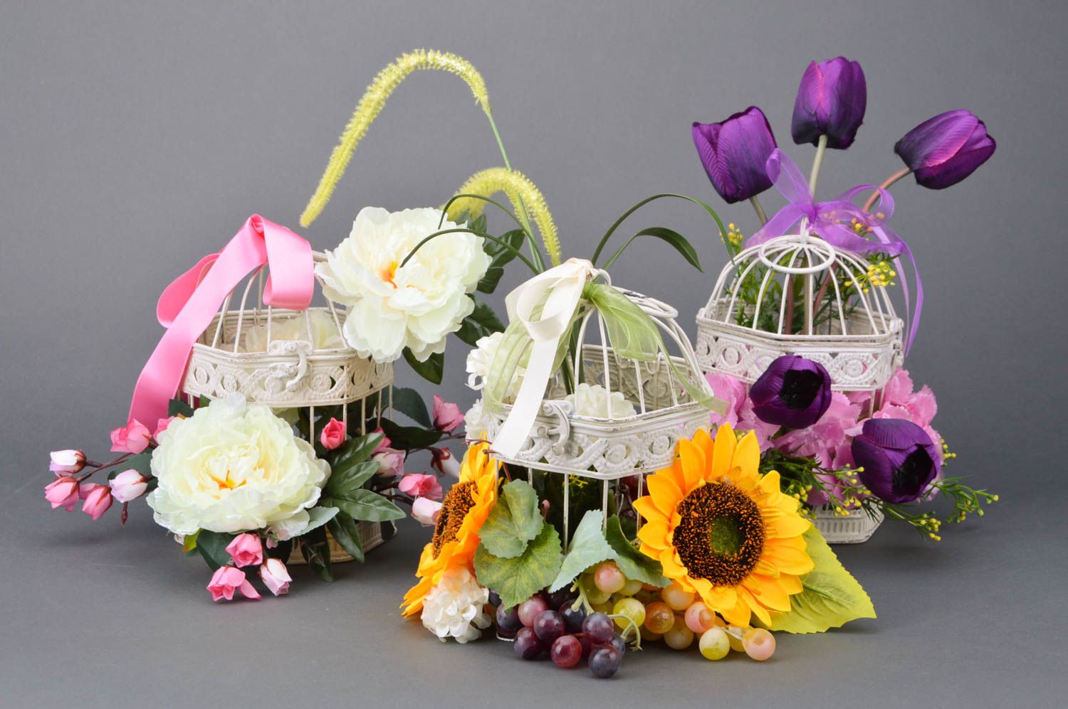 Gabbie decorative fatte a mano con fiori finti e nastri decorazione d'interni foto 1