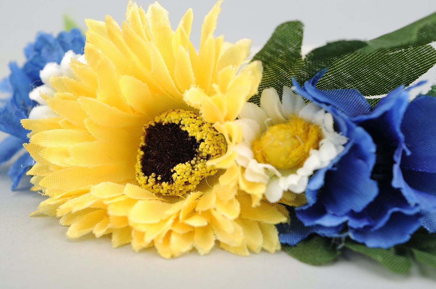 Headband made of artificial flowers photo 3
