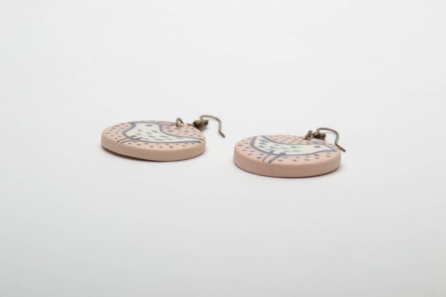 Круглые керамические сережки расписанные ангобами и глазурью фото 3