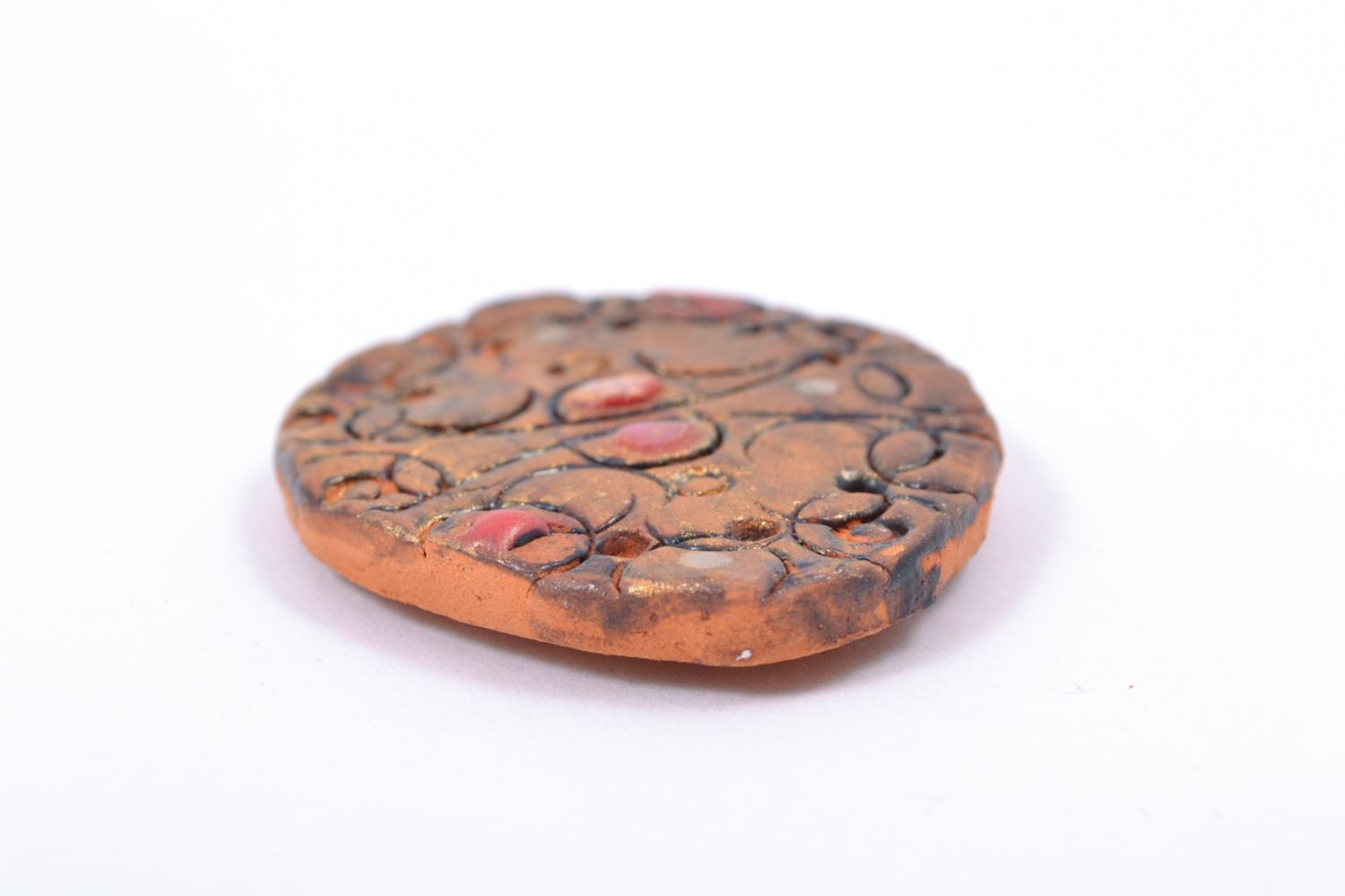 Керамический магнит на холодильник из красной глины круглый фото 4