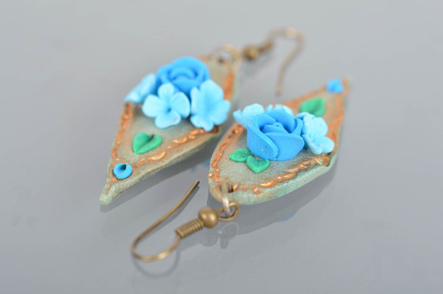 Pendientes artesanales largos de arcilla polimérica con dijes Rosas azules  foto 5