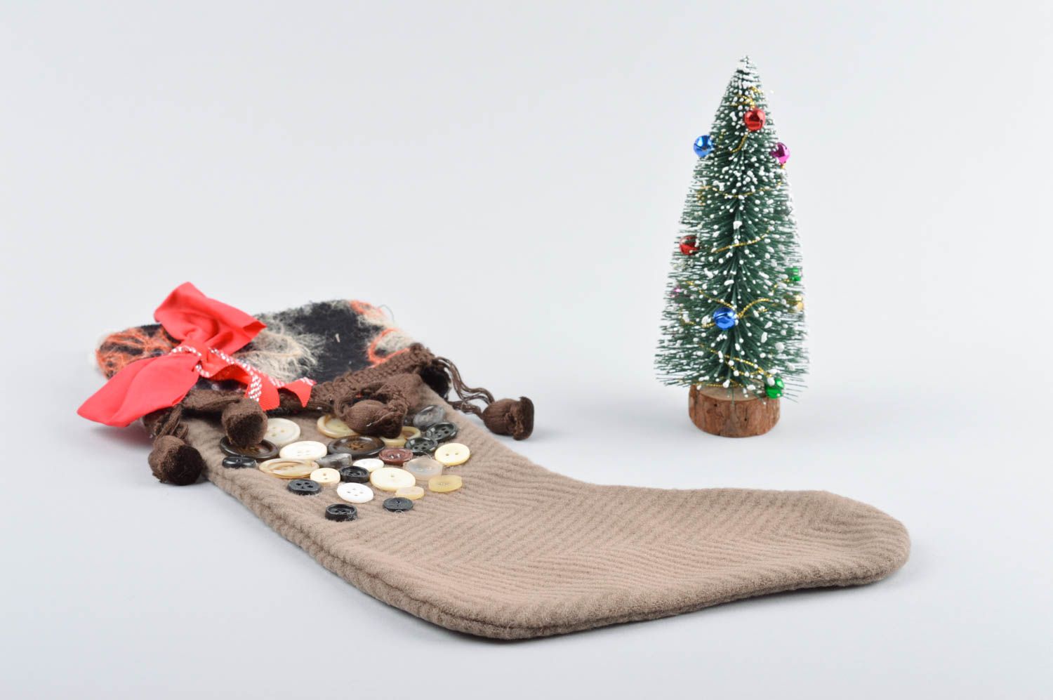 Новогодняя игрушка хэнд мэйд новогодний носок игрушка на Рождество с пуговицами фото 2