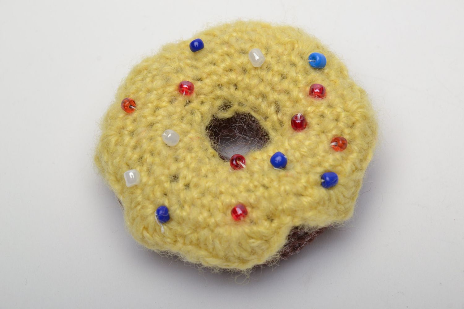 Doudou fait main tricoté en fils naturels au crochet avec perles de rocaille Gâteau  photo 2