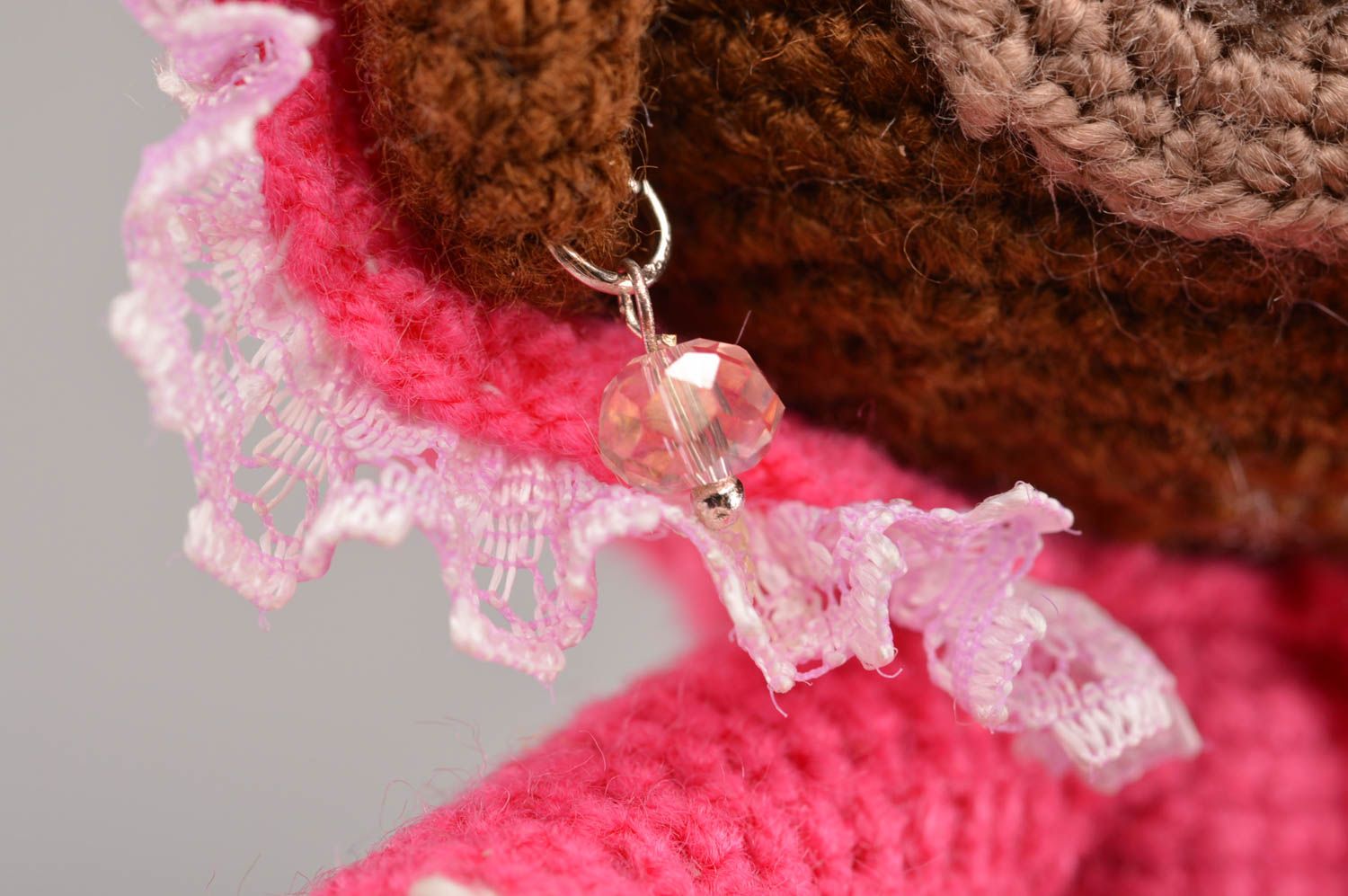 Мягкая вязаная игрушка в виде обезьянки в розовом платьице ручной работы  фото 2