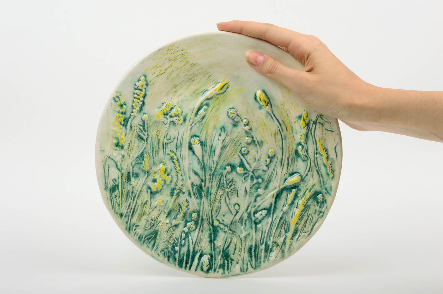 Авторская глиняная тарелка ручной работы с рельефным разноцветным узором цветы фото 3