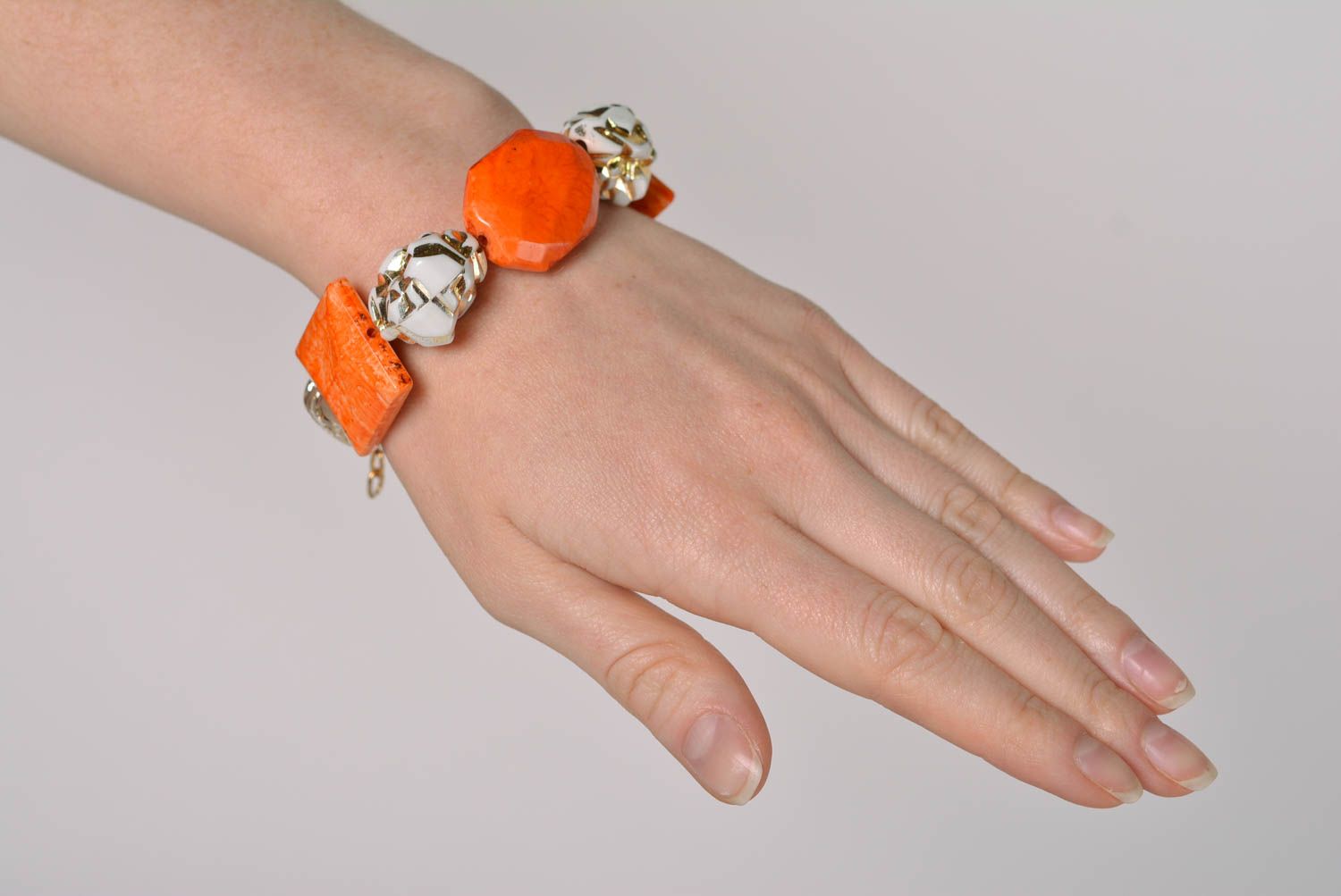 Браслет ручной работы оранжевый браслет из бусин пластика элитная бижутерия фото 2