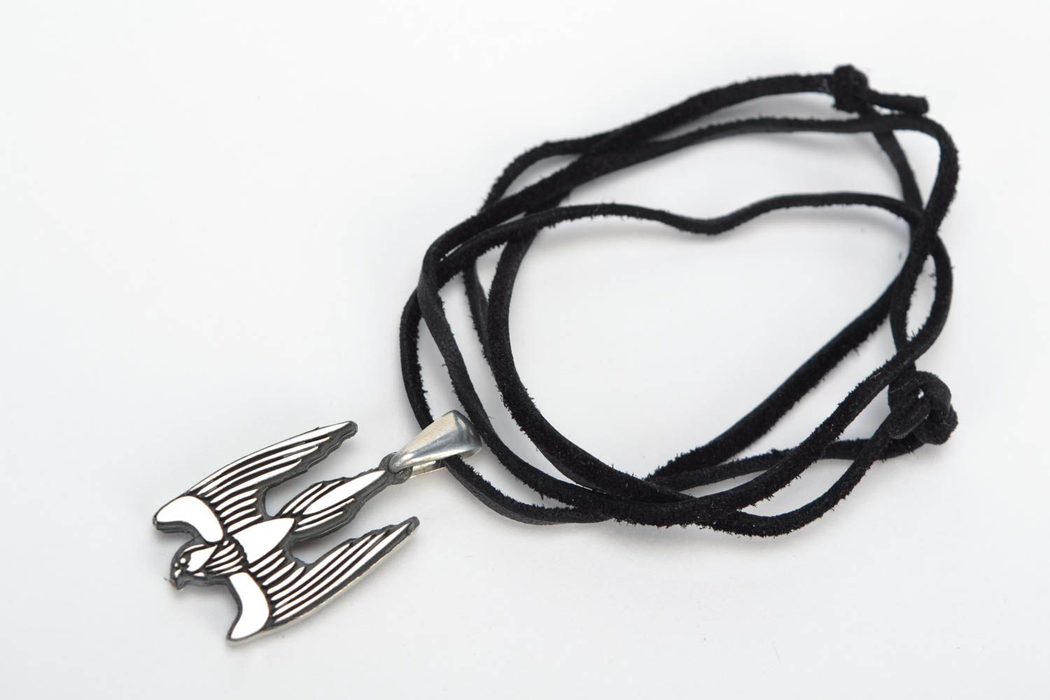 Colgante de metal artesanal unisex con forma de halcón cayendo en cordón foto 2