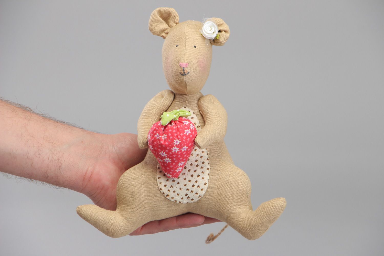 Weiches künstlerisches kleines Kuscheltier handmade Maus aus Textil für Kinder foto 4