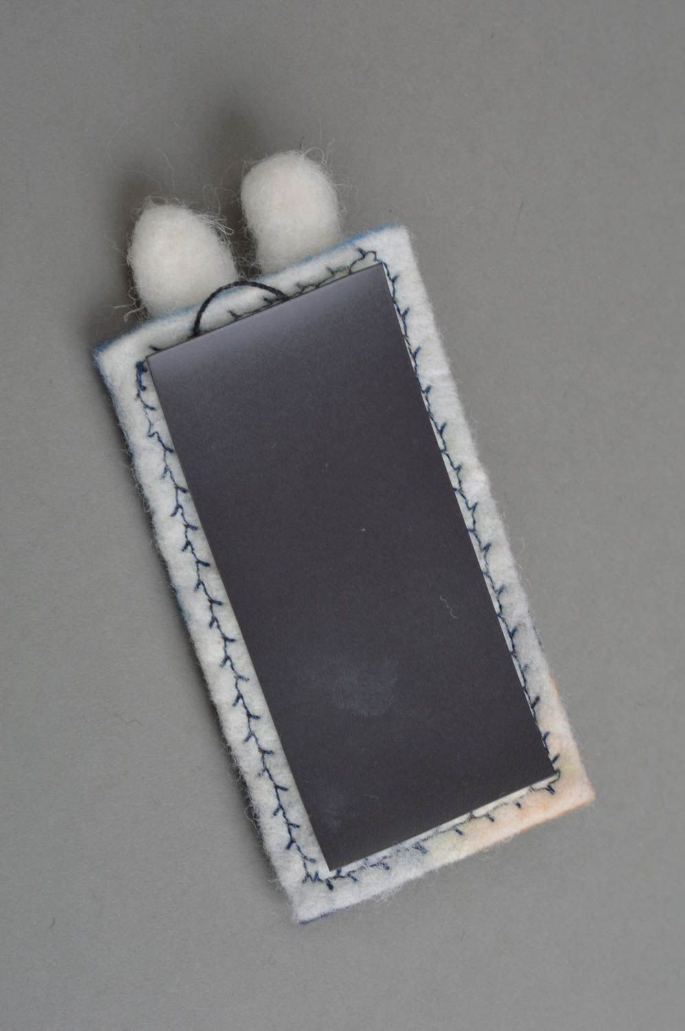 Магнит в технике валяния из шерсти с белым зайчиком небольшой красивый хэнд мейд фото 5