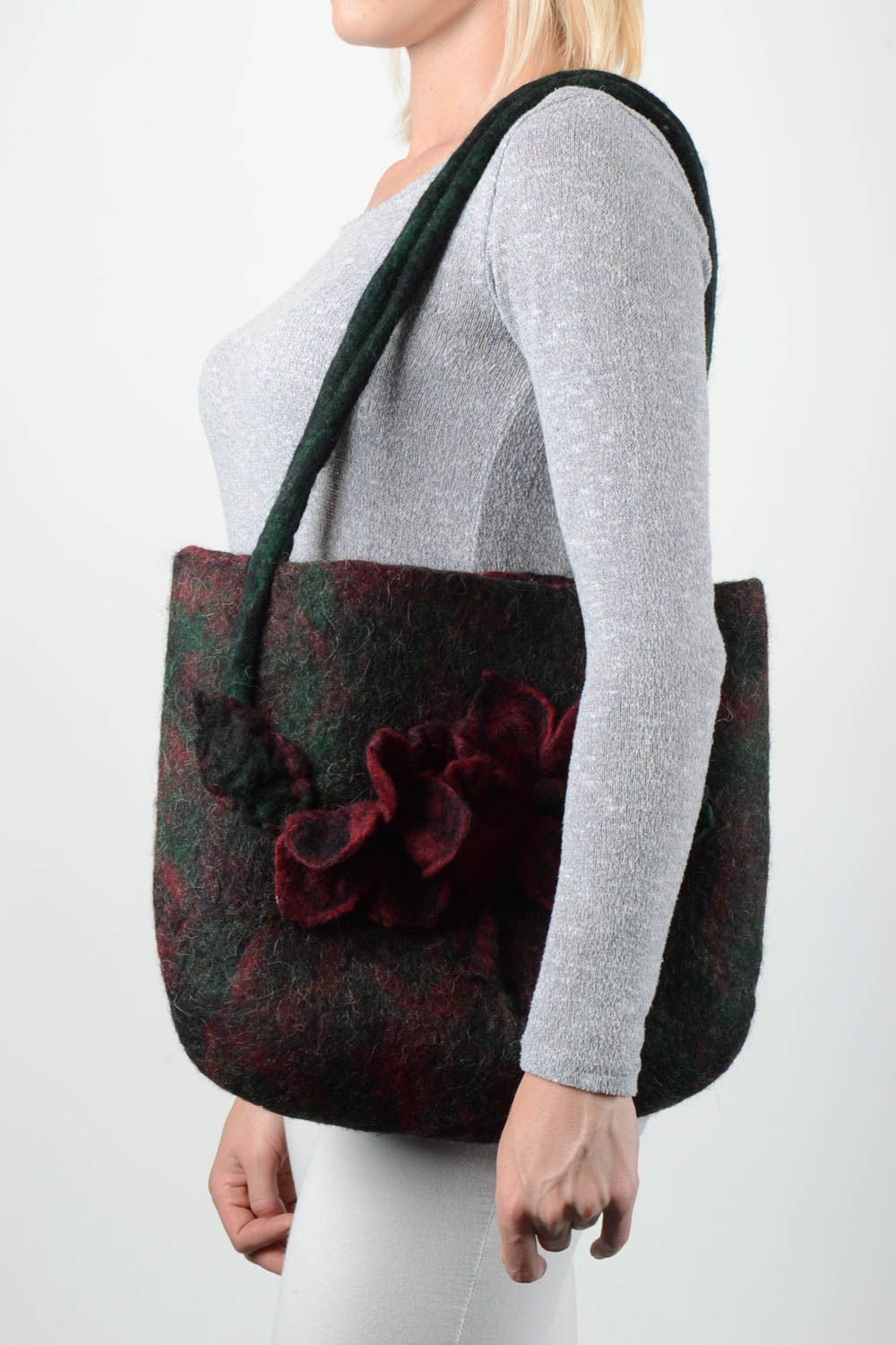 Сумка ручной работы женская сумка черрная на плечо из шерсти сумка валяние фото 1