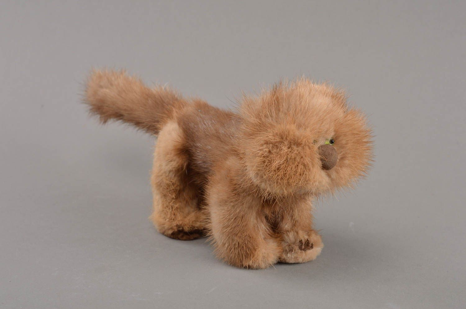Игрушка из натурального меха небольшая в виде кота бежевая ручной работы  фото 1