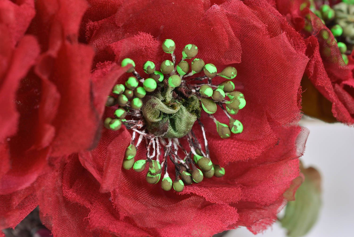 Grand serre-tête original avec fleurs rouges et plumes accessoire fait main photo 4
