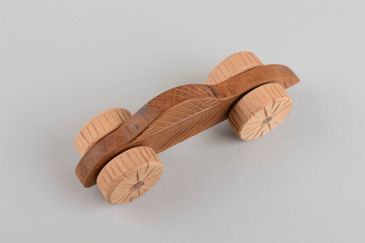 Деревянная машинка необычная экологически чистая игрушка маленькая ручной работы фото 3