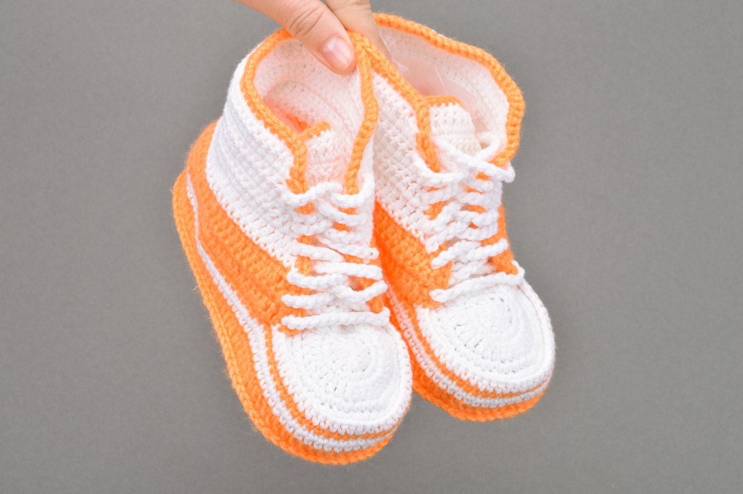 Handgemachte Babyschuhe gehäkelt orange und weiß mit Schnüren klein originell  foto 3