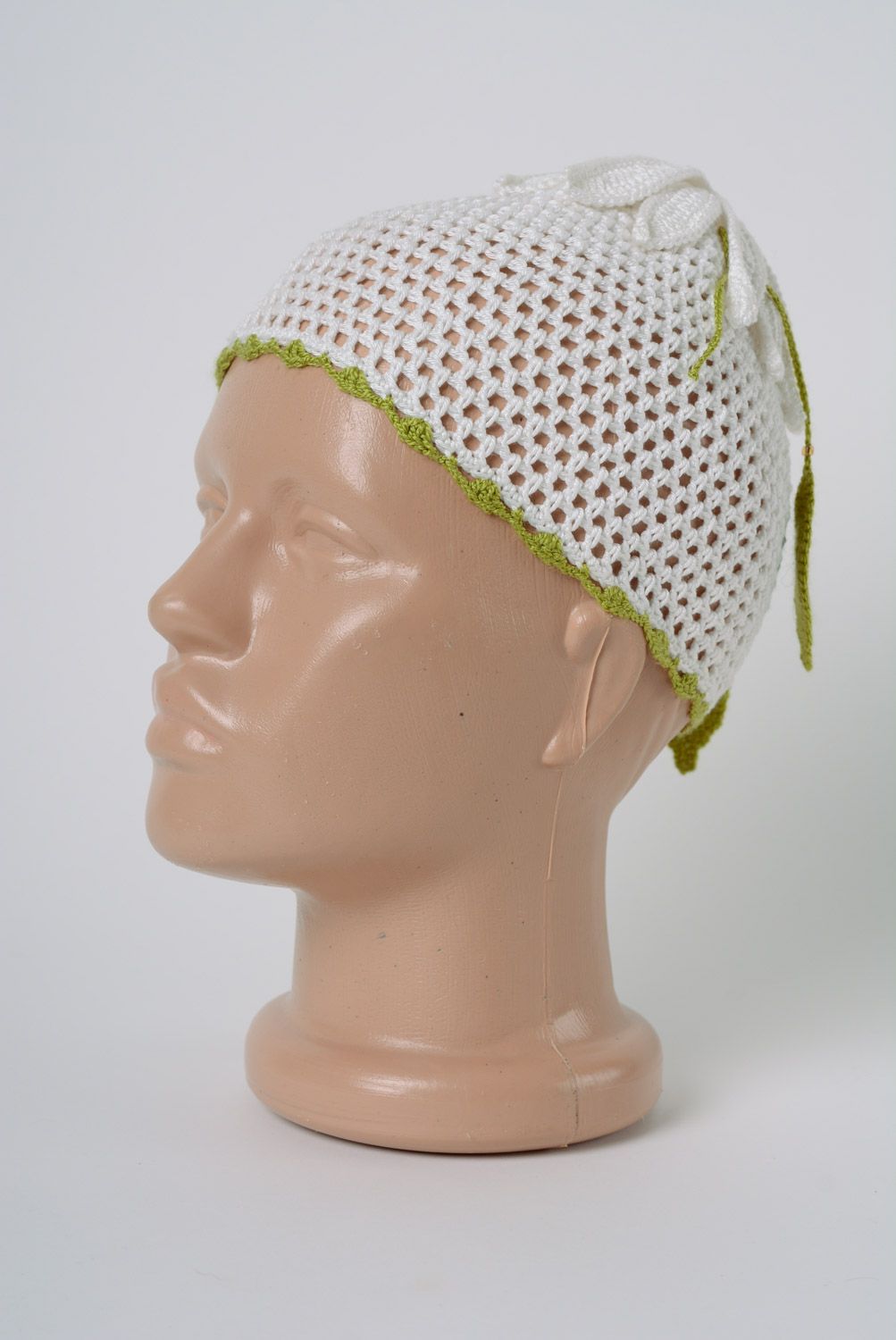 Handgemachte Mütze gehäkelt aus natürlichen Fäden mit Blume für Mädchen foto 1