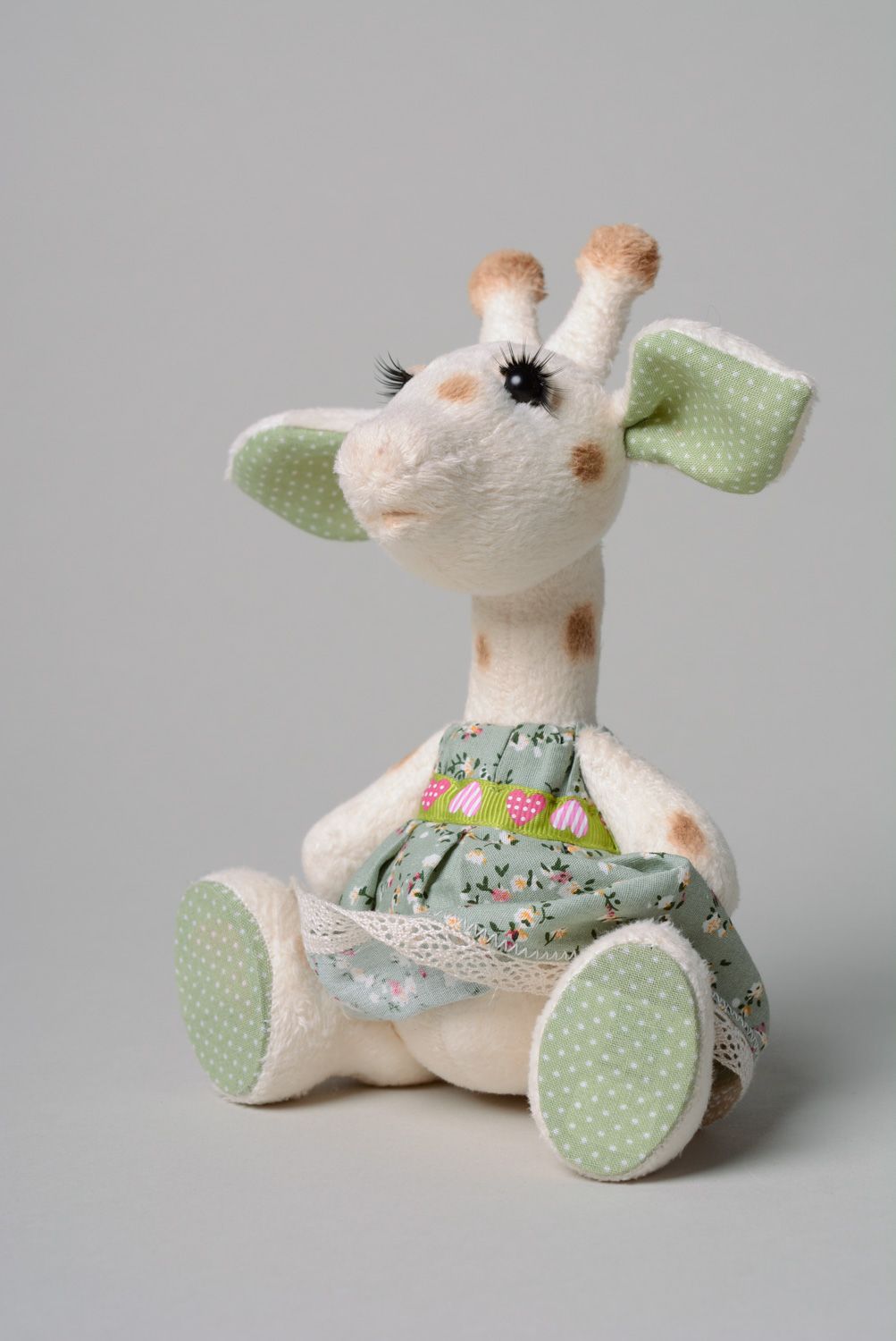 Künstlerisches Kuscheltier handgemacht aus Plüsch Giraffe im Kleid aus Baumwolle  foto 1