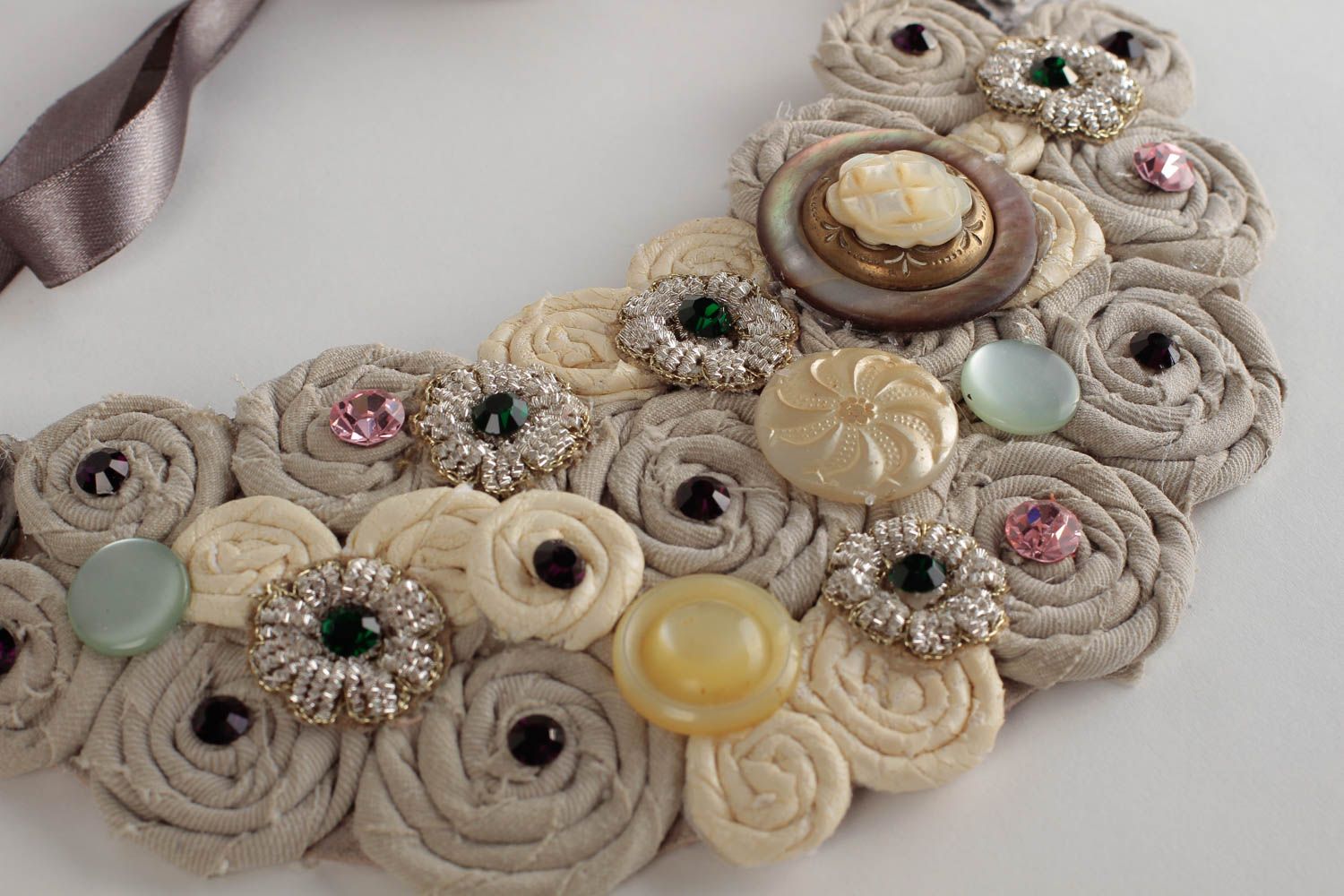 Gros collier Bijou fait main beige tissu perles fantaisie boutons Cadeau femme photo 5