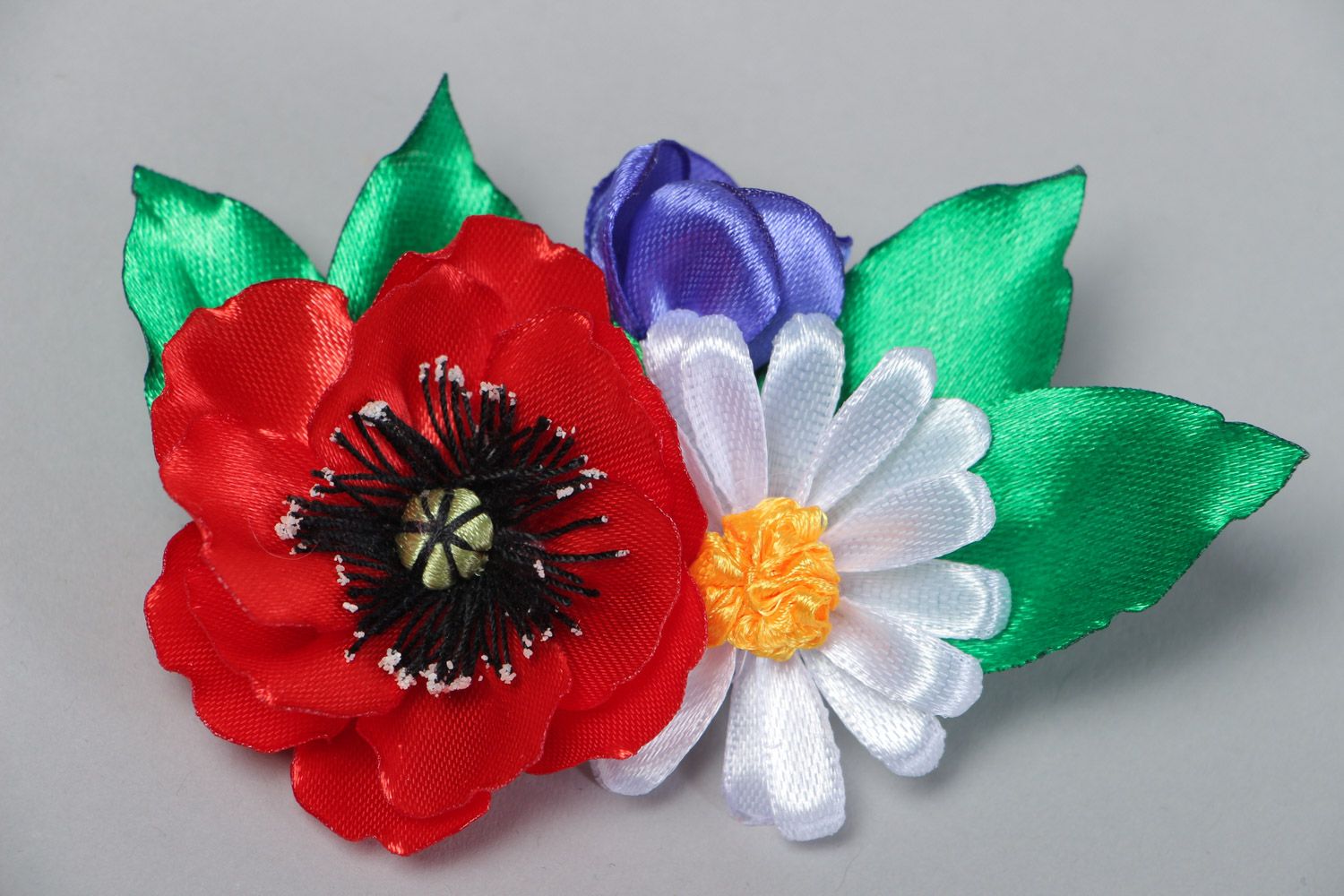 Handgemachte Stoff Haarspange mit Blumen aus Atlasbändern Kamille und Mohnblume foto 2