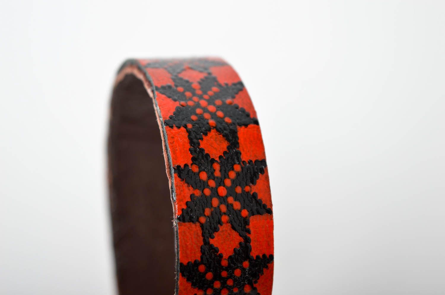 Pulsera de cuero artesanal rojinegra accesorio para mujer regalo original foto 4