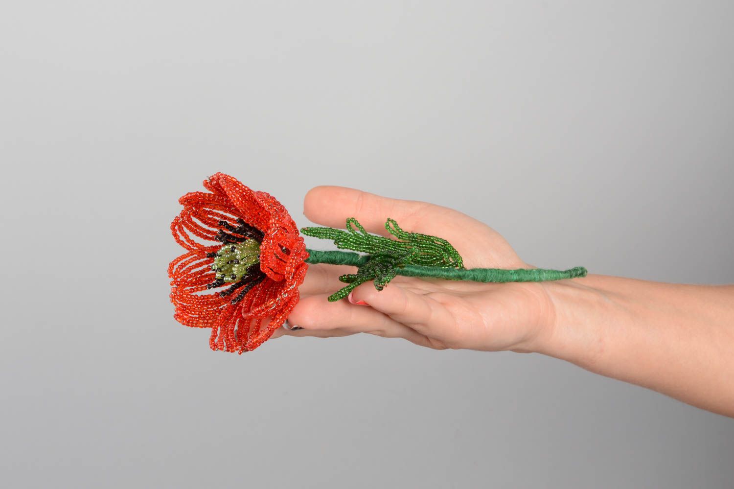 Красивый цветок из бисера ручной работы авторский для декора дома Мак фото 5