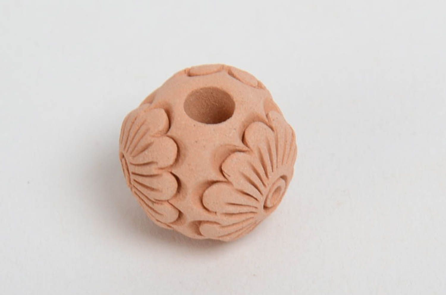 Красивая бусина из гончарной глины ручной работы с цветочным узором оригинальная фото 2