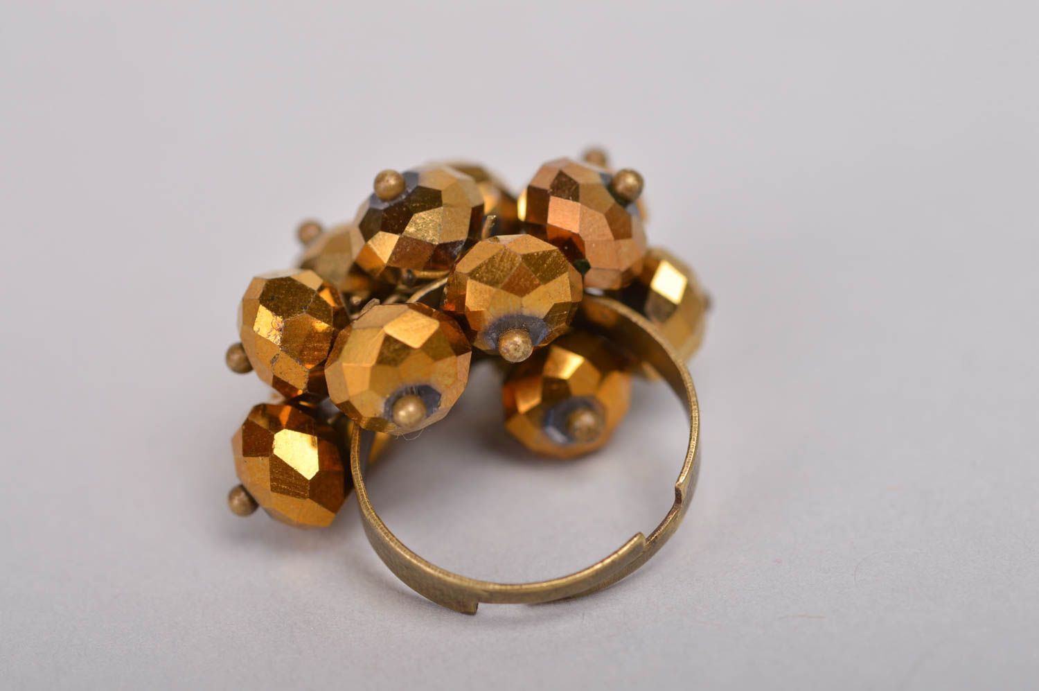 Кольцо из граненных бусин золотистое красивое большое стильное ручной работы фото 3