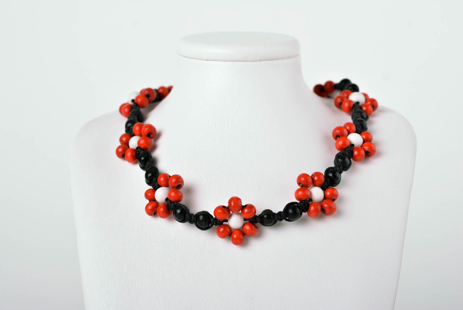 Collier floral Bijou fait main rouge-noir perles de bois Cadeau pour femme photo 2