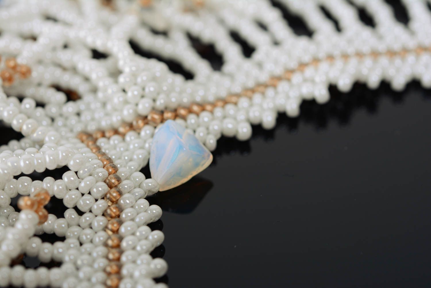 Collier en perles de rocailles large frange blanc bijou délicat de créateur photo 2