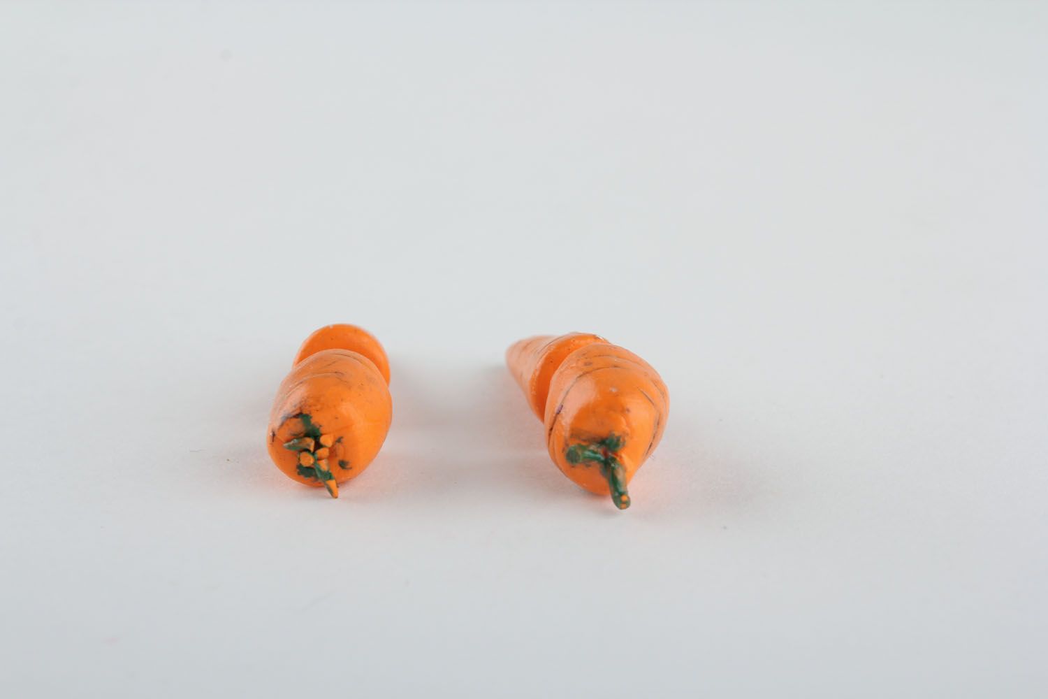 Boucles d'oreilles en argile polymère en forme de carottes photo 2