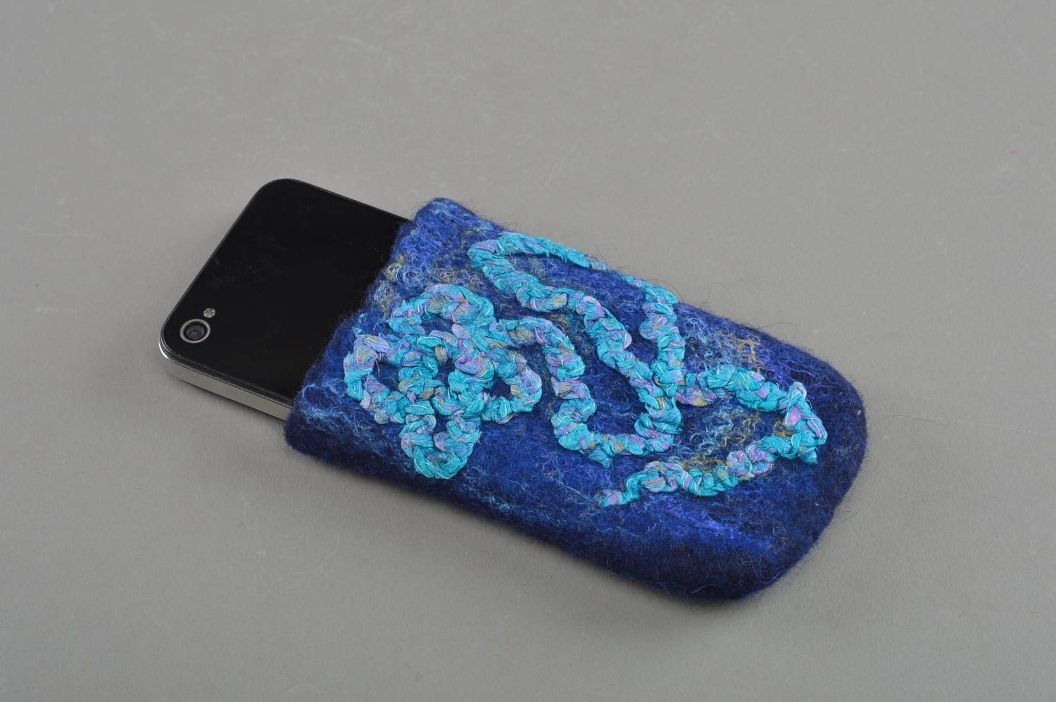 Belle housse bleue pour téléphone en laine avec ornement faite main accessoire photo 1