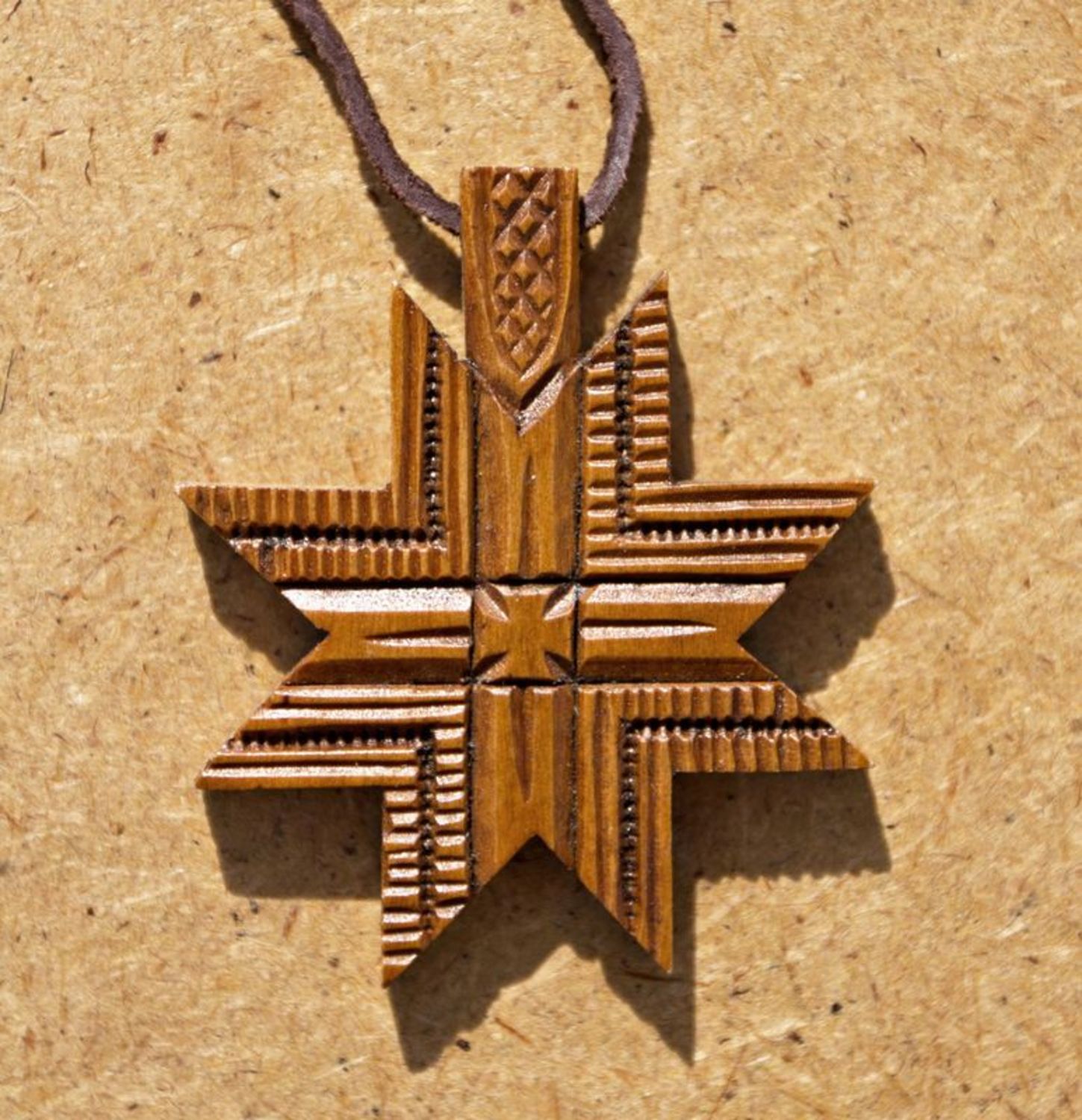 Деревянный крест на кожаном шнуре фото 1