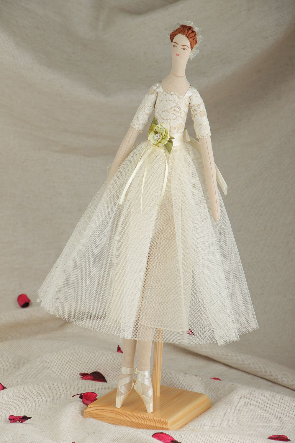 Grande poupée ballerine en tissu faite main décorative originale de collection photo 5
