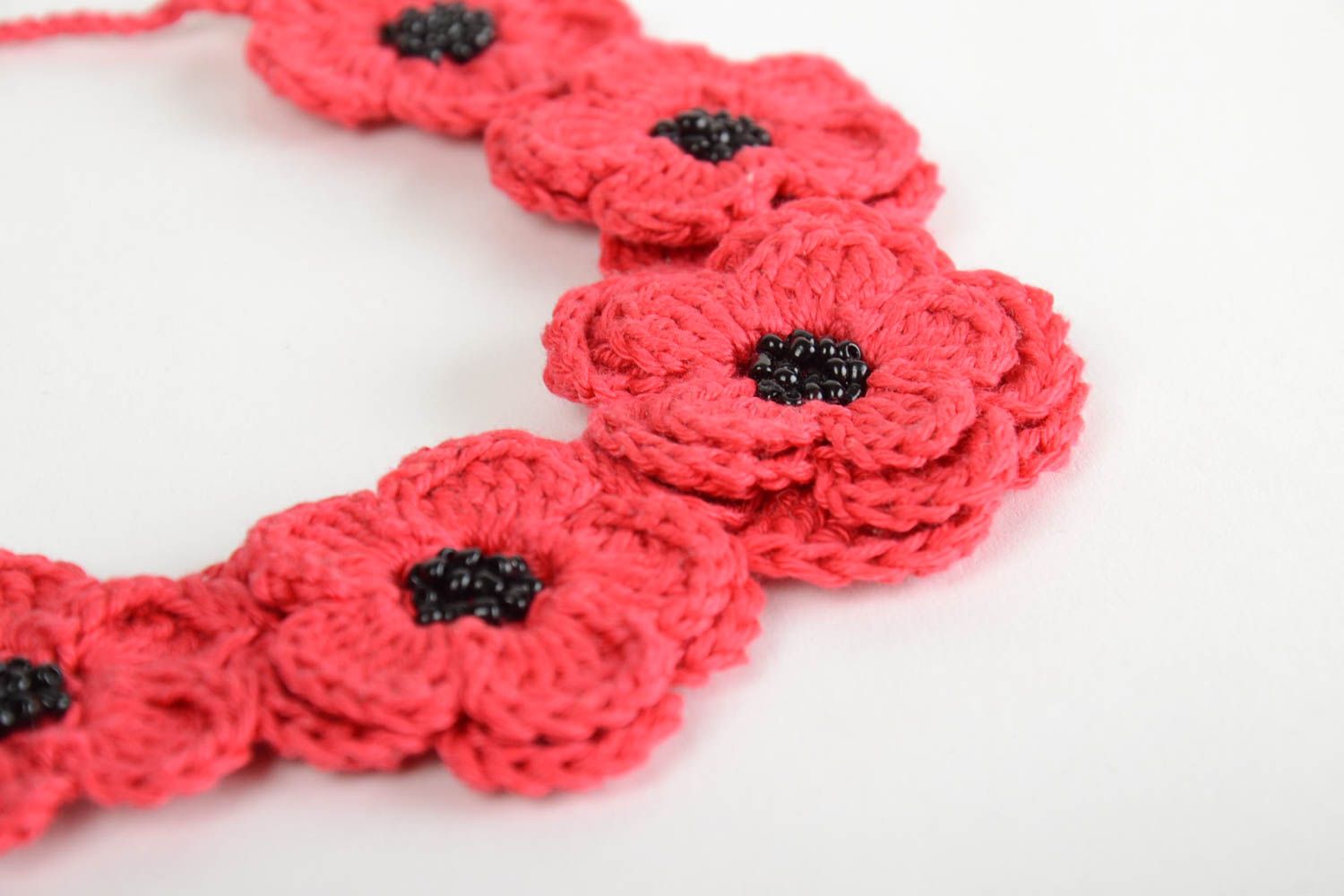 Collier fleurs tissu de coton tricoté rouge perles de rocaille boires fait main photo 4