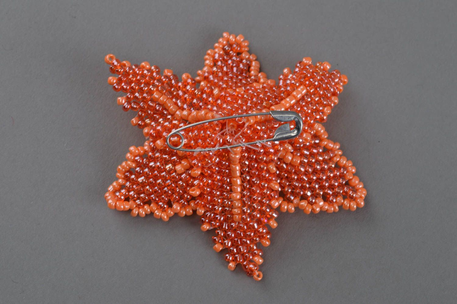 Брошь из бисера ручной работы в виде цветка оранжевая в технике плетения фото 5