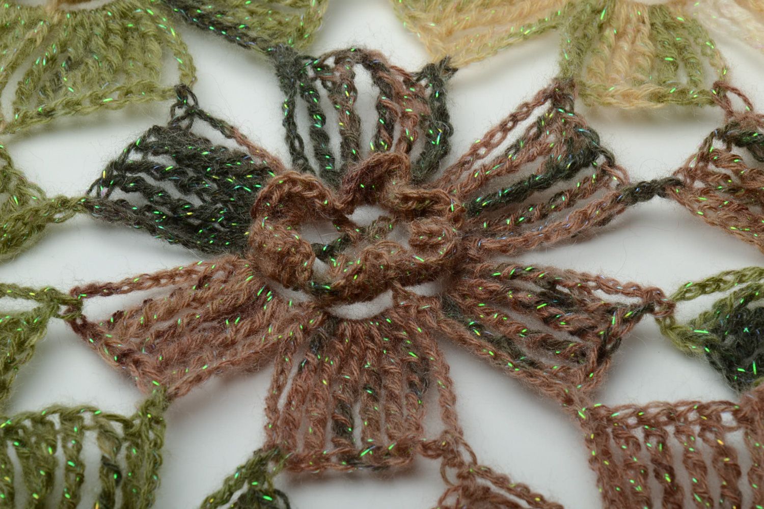 Châle tricoté fait main original au crochet grand au motif intéressant photo 4