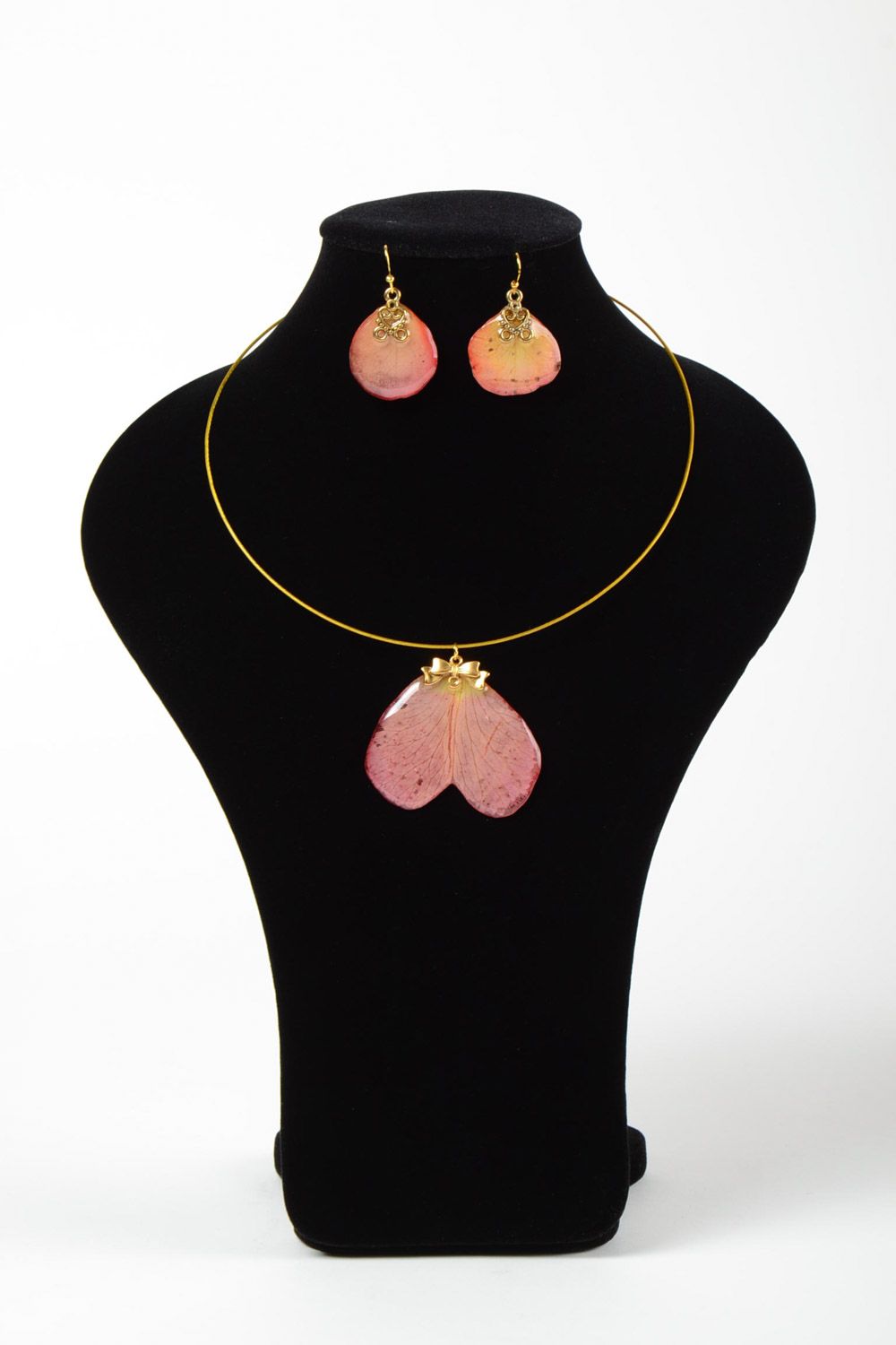 Handmade epoxy resin jewelry set 2 items botanical pendant and earrings of pink color photo 2