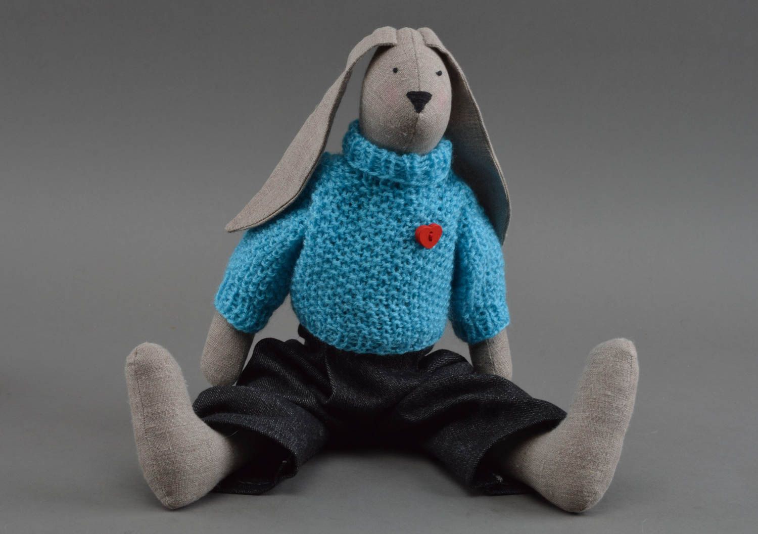 Petite peluche lapin en lin en pull bleu fait main pour enfant et décoration photo 2