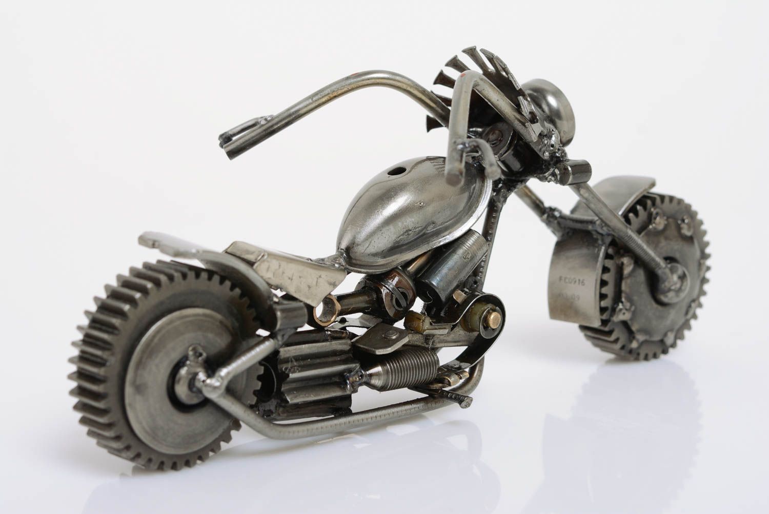 Künstlerische Statuette aus Metall Motorbike im Techno Art Stil handgeschaffen foto 3