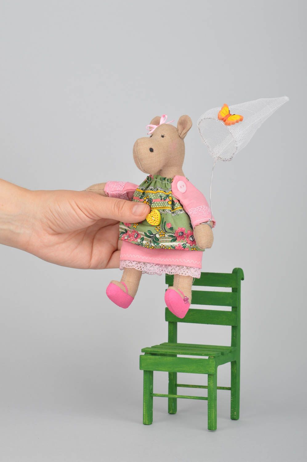 Интерьерная мягкая игрушка ручной работы из хлопка Бегемотик с сачком на стуле фото 5