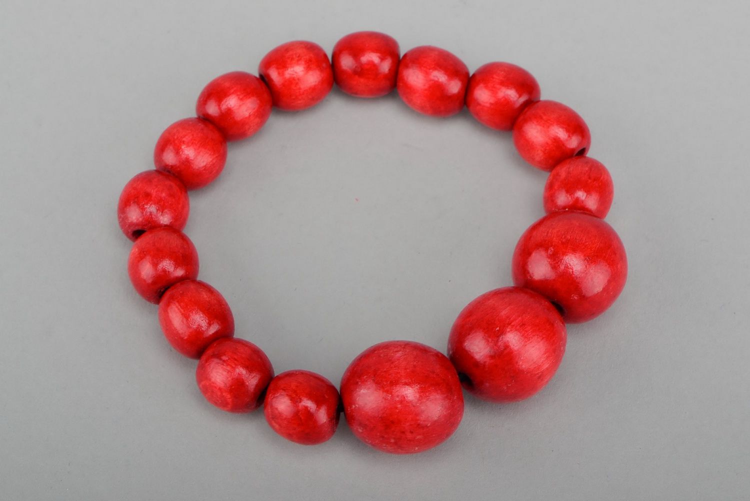Bracelet fait main en perles en bois rouges photo 1