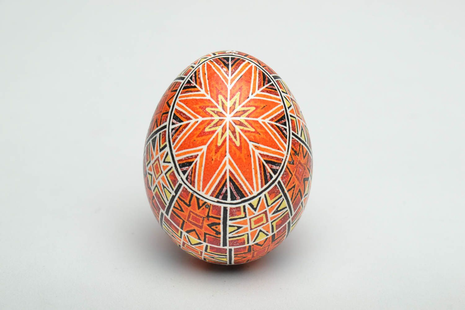 Пасхальное яйцо ручной работы с традиционной символикой фото 3